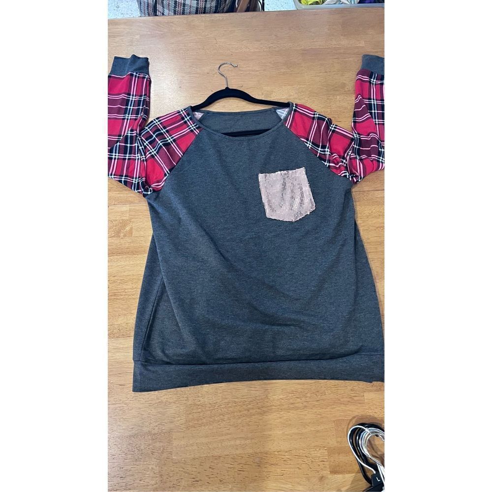 GRAY TOP BUFFALO PLAID SLEEVE GOLD SEQUIN POCKET TOP WOMENS SZ L CHRISTMAS - Picture 2 of 7